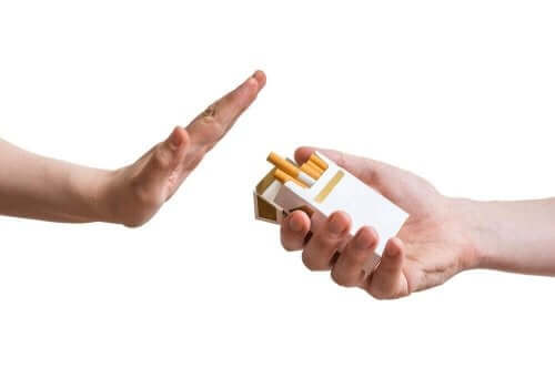 En person som sier nei til å røyke.