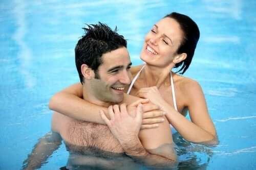 Et par som bader i et basseng.