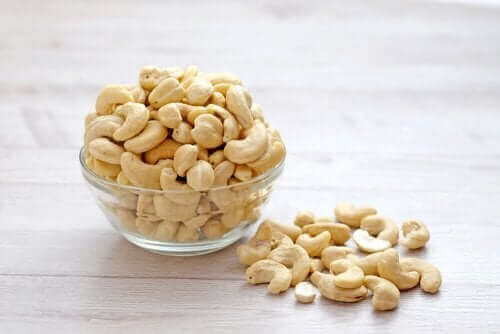 En liten glassbolle med cashewnøtter