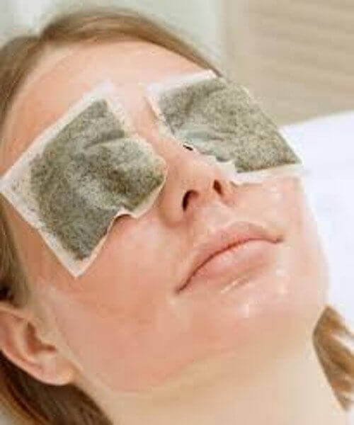 Kamille for å redusere poser under øynene.