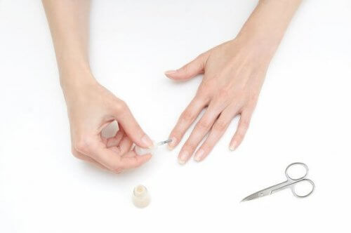 Hvordan lakke neglene uten å lakke fingrene