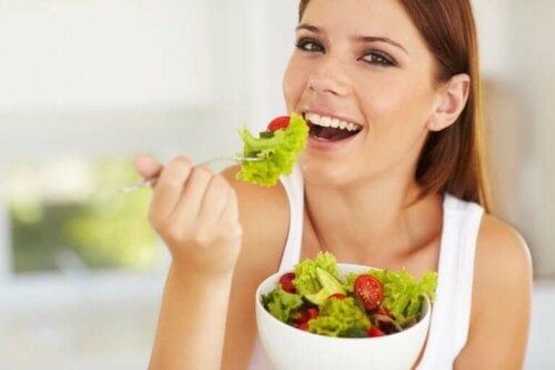 En kvinne som spiser salat