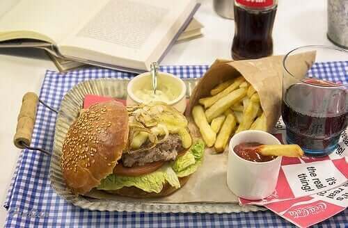 Et fat med fast food