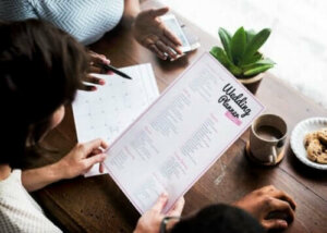 Oppgaver bruden og brudgommen har for å organisere bryllupet sitt