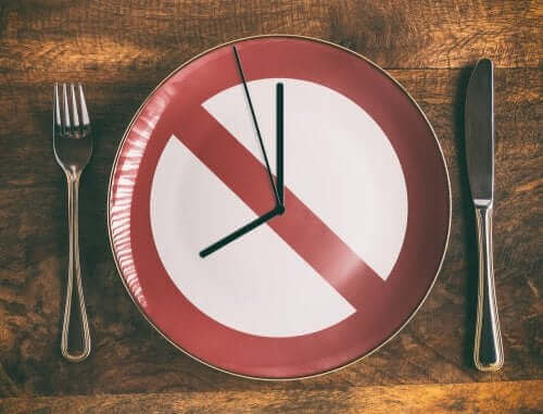 Klokke på et fat og feil relatert til spising