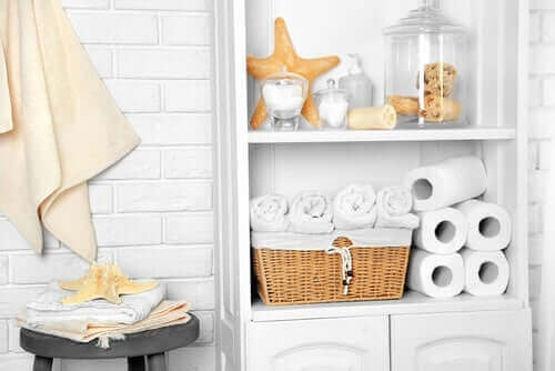 Hvordan gjenbruke syltetøyglassene dine og organisere badet ditt