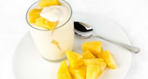En ananas yoghurt dessert.