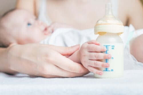 Hvordan hjelpe babyen din med å utvise luft