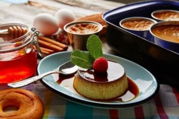 Slik lager du en lett "flan napolitano"