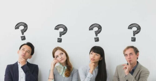 Fire personer med spørsmålstegn over hodene sine