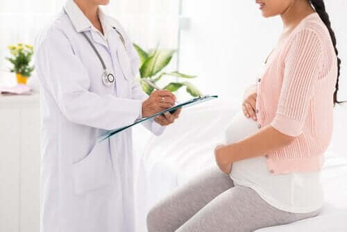 Gravid kvinne hos legen.