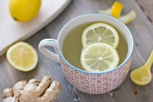 En kopp te med sitronskiver i