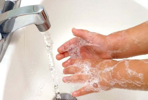 En person som vasker hendene sine med såpe