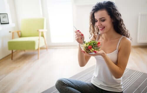 kvinne som spiser salat