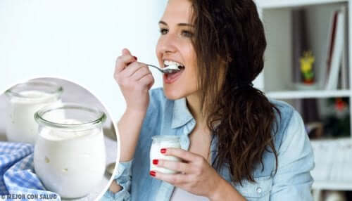En kvinne som spiser yoghurt