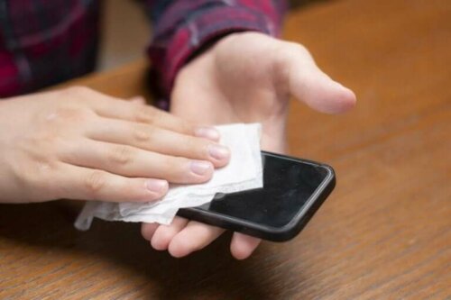 Koronavirus: Lær hvordan du bør rengjøre mobiltelefonen din