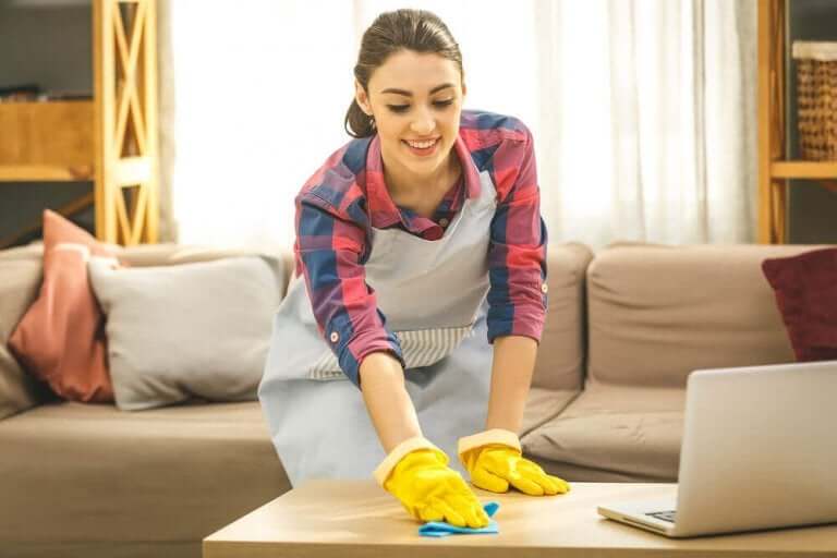 Kvinne rengjør hjemme
