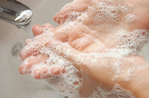 Såpe og vann for å vaske hendene