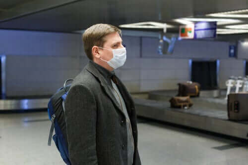 Mann med maske på flyplassen