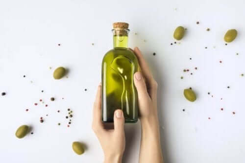 En flaske med olivenolje.