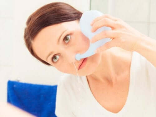 En kvinne som gjør en nesevask.