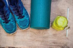 Proteinshake med grønne grønnsaker og hampfrø