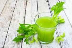 Fordelene og kontraindikasjonene med sellerijuice
