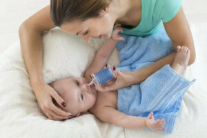 Tre måter å gjennomføre en nesevask hos et barn på