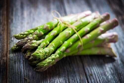 Hvorfor urinen din lukter etter å ha spist asparges