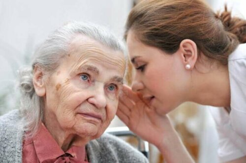 En kvinne som snakker med en eldre dame