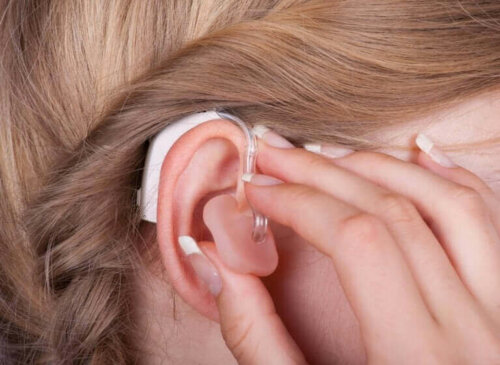 En kvinne med et høreapparat i øret