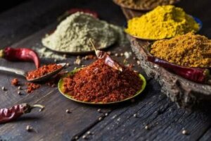 5 naturlige krydder for å bekjempe knesmerter