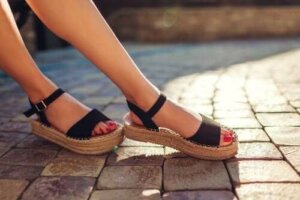 Bli kvitt vond lukt i sandalene dine med disse 3 tipsene