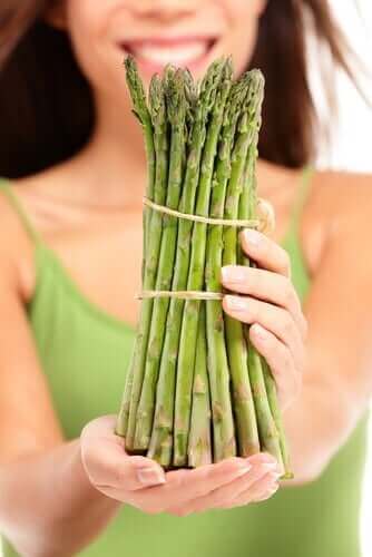 Hvorfor urinen din lukter etter å ha spist asparges