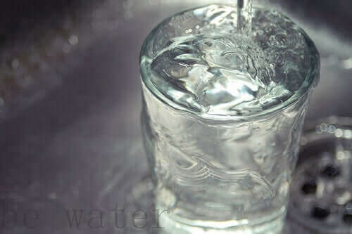 Et glass vann som renner over
