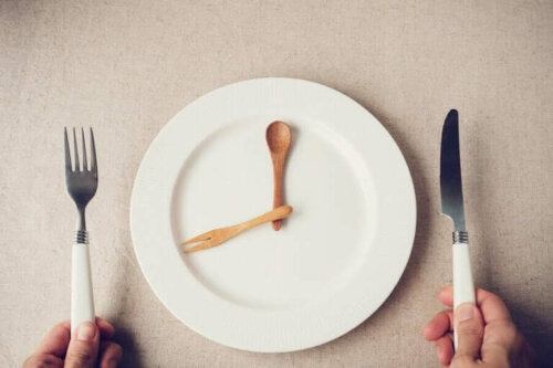 Et fat uten mat på grunn av fasting