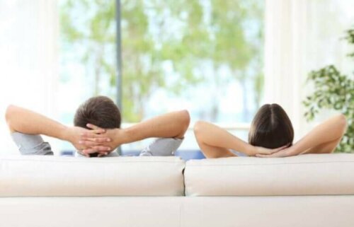 Par slapper av på sofaen