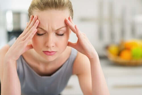 Hudpleie og hudens helse: En kvinne med hodepine.