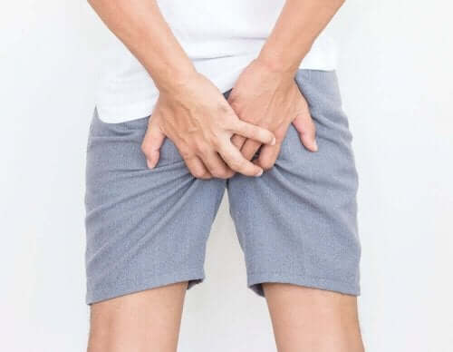 En person som holder seg på rumpa.