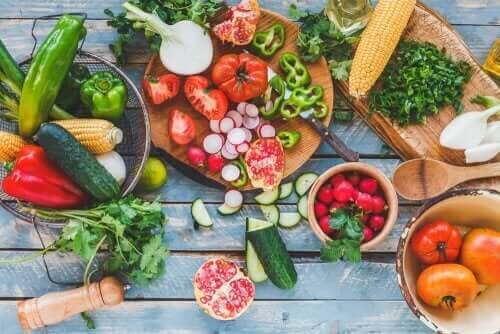 Et utvalg av frukt og grønnsaker.