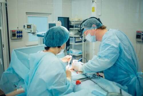 Kirurger som utfører abdominal kirurgi.