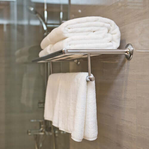 Rene håndklær som henger på badet.