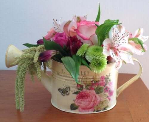 Hjemmelaget bordpynt med vannkanne