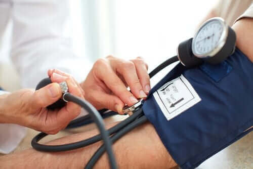 En lege sjekker blodtrykket - kortikosteroider