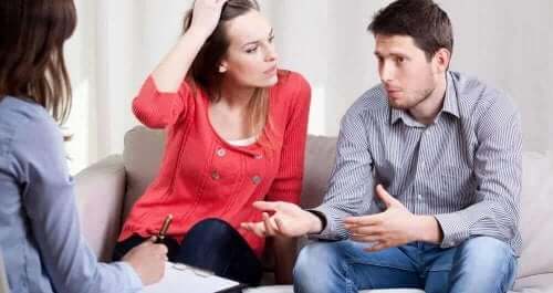 Kjærestepar hos terapeut