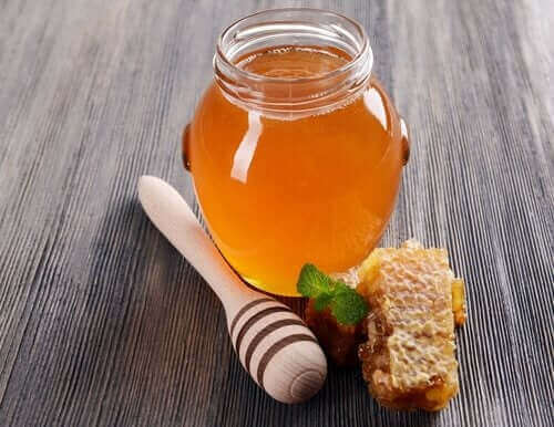 Vent med å la barnet smake honning til det er over 12 måneder.