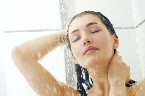 Kvinne som dusjer.