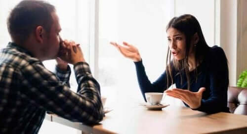 Mann og kvinne diskuterer