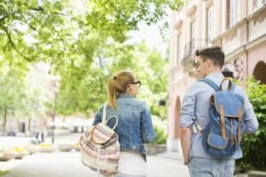 Skolesekker og ryggsmerter: hva er forbindelsen?