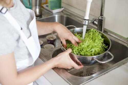 En kvinne vasker salat